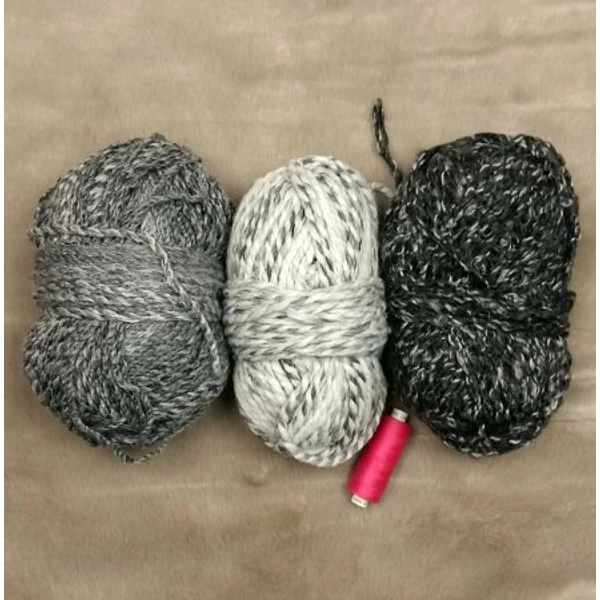 Szürke színvilágú vastag fonalcsomag (375gr)